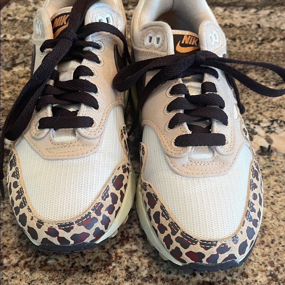 Nike Women’s Air Max 1 87’ Sneaker Beige with Leopard Print and Black Swoosh - Picture 2 of 6